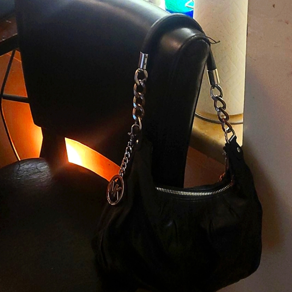 Michael Kors CHAIN & BLACK LEATHER HAND BAG.